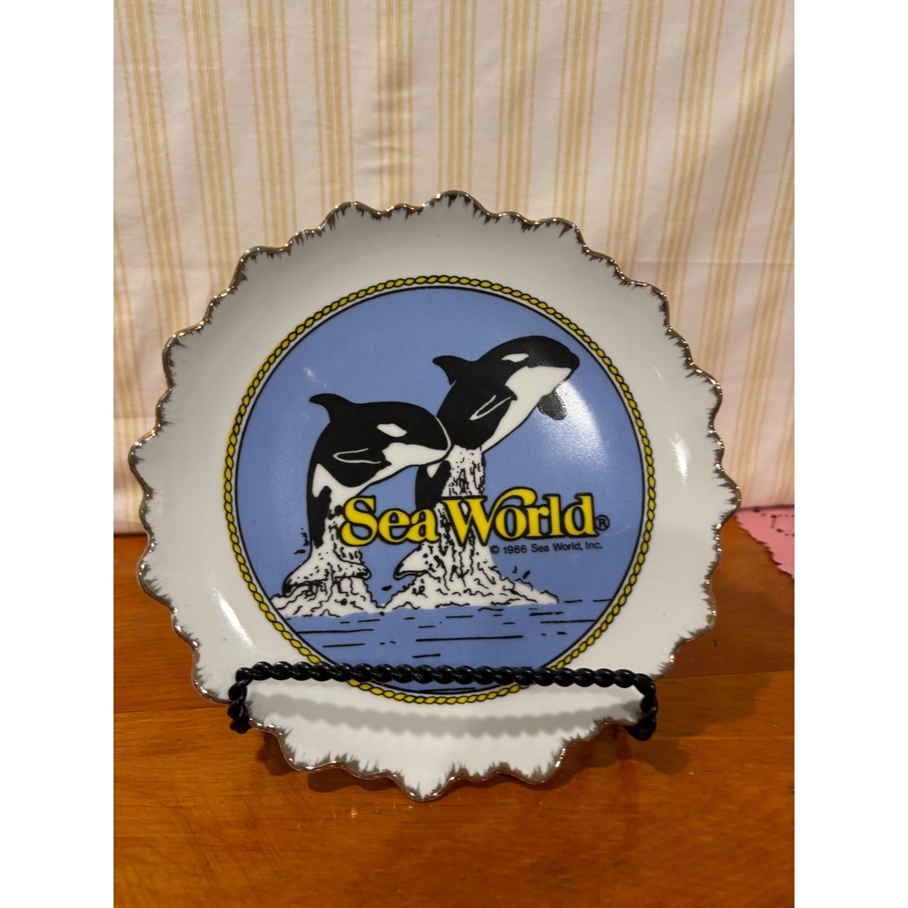 Vintage 1986 Sea World Orca Killer Whale Souvenir Plate Gold Trim Scalloped Edge